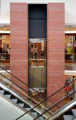 Glserner Aufzug in der Mller-Galerie in Reutlingen. (24. Mrz 2007)