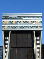 Hier hat man ein Gebude aus der siebziger Jahre (dass ist was Dunkelbraun ist) grssert. Bauwerk  Babylon  neben Den Haag Centraal Station, Mrz 2009.