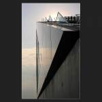 Dem Dockland-Brohaus an der Elbe in Hamburg kann aufs dach gestiegen werden. (Matthias)