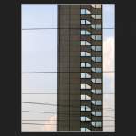 Hochhaus vor Oberleitungen, gesehen in Frankfurt am Main. (Matthias)