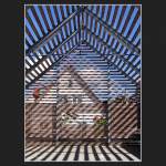 Das Parkhaus greift die drfliche Bauform (Satteldachhaus) auf, lst das Gebude aber in einzelne Holzlamellen auf, die Umgebung wirkt ins Innere. Fotografiert in Rot am See.