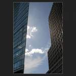 Die Hochhuser am Potsdamer Platz anders gesehen: Die beiden Gebude nehmen ein Stck vom Himmel in ihre Mitte. (Matthias)