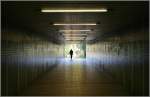 Unterfhrung am Bahnhof Crailsheim: auch solche an sich trostlosen Orte haben ihren fotografischen Reiz. Hier geht der Blick an das Ende des Tunnels ins Helle. Diese Licht wird dann an den Fliesen gespiegelt, was eine schne Wirkung erzeugt. Der Passant wird zum Schattenriss. (Matthias)