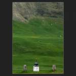 Landschaften anders gesehen, vielleicht gar nicht so einfach. Hier mal ein Versuch. Die Kirchturmspitze von Hospental im Urserental. (Matthias)