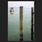 Die  Konstanz  erreicht die Anlegestelle in Wasserburg. Ein vielleicht etwas ungewohnte Sichtweise auf ein Schiff. Starke vertikale Bildelemnete, das Schiff eher an den Rand gedrngt.(Matthias)