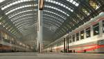 Mchtig und rund die hohe Bahnhofshalle, geradlinig und scheinbar ins Unendliche reichend, die horizontal verlegten Gleise und Bahnsteiganlagen.
Milano Centrale, den 22. Januar 2009