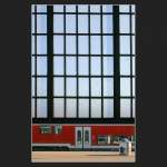 Ein etwas anderes Bahnsteigbild: Unter der glsernen Seitenwand der Bahnsteighalle hindurch blickt man auf einen Doppelstockwagen. Bei der Aufnahme habe ich auf Symmetrie geachtet, so beim dem  Gitter , aber auch die Waggontre befindet sich in Bildmitte. Aufgenommen wurde das Bild beim Umsteigen im Karlruher Hauptbahnhof.