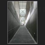 Der Weg von der Unterfhrung zum Bahnsteig: Die Situation lebt von der Symmetrie und der unterschiedlichen Beleuchtungen der vorwiegend grauen Flchen. Beindruckend die Bahnsteigberdachung mit den  Laternen . So gesehen und fotografiert in Disentis.