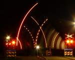 Ein Bahnbergang fotgrafiert in der Nacht wenn ein Zug nhert. Leiden 20-03-2009.