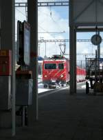 Ein Bahnsteigbild - so wie der auf den Zug wartenden Reisende die Bahn sieht und erlebt: Entwerter und Fahrplan, Zeit und Gepckhandwagen sind in diesem Augenblick bedeutungslos im Schatten, was zhlt, obwohl nur bruchstckweise sichtbar ist der einfahrende Zug...
Disentis, den 22. Mrz 2008
