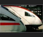 Schatten und Licht: vielleicht entspricht dies auch dem Vergleich der beiden Bahnunternehmen, denen die jeweiligen Zge angehren. Gesehen im Zricher Hauptbahnhof. (Matthias)