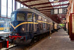 Die Elektrolokomotive NS № 1010 NS-Baureihe 1000 am 29 April 2025 im Het Spoorwegmuseum (bis 2005 NSM - Nederlands Spoorwegmuseum / Niederländischen Eisenbahnmuseum) in Utrecht im ehemaligen Bahnhof Maliebaanstation. Ein Eisenbahnmuseum das zum Verweilen einlädt, leider fehlte uns dieses Mal die Zeit dafür.  

Die NS-Baureihe 1000 war die für das Gleichstromnetz der Niederländischen Staatsbahnen (NS) ausgelegte Version der Wechselstrom-Elektrolokomotive SBB Gotthardlokomotive Ae 4/6 der Schweizerischen Bundesbahnen. Die Fahrzeuge Nr. NS 1001 bis 1003 wurden von der SLM (Schweizerisches Lokomotiv- und Maschinenfabrik) in Winterthur und die Nummern 1004 bis 1010 von der Firma Werkspoor NV (Nederlandsche Fabriek van Werktuigen en Spoorwegmaterieel) in Utrecht produziert. Die elektrische Ausrüstung aller Lok wurde von der Maschinenfabrik Oerlikon (MFO) geliefert.

Ab Sommer 1948 wurden sie zwischen Amsterdam und Eindhoven in Betrieb genommen. Ihre Höchstgeschwindigkeit betrug 160 km/h, die Strecke Amsterdam–Utrecht wurde dafür sogar komplett erneuert. Schnell zeigte sich jedoch, dass die Lokomotiven für 160 km/h nicht geeignet waren. Überhitzte Lager und Haarrisse in den Speichen der Antriebsräder waren die Folge der hohen Geschwindigkeit. Aus diesem Grund wurde die Höchstgeschwindigkeit auf 100 km/h gesenkt, wobei die Schweizer Vorbilder eh nur 125 km/h ausgelegt waren. Ab 1954 bis zur Ausmusterung 1982 wurden sie deshalb fast ausnahmslos im Güterzugdienst eingesetzt. Wie die Originalmuster in der Schweiz waren auch die niederländischen Versionen sehr störanfällig.

Allgemeiner Aufbau:
Der mechanische Teil der Lokomotive wurde von der SLM entworfen. Es handelt sich um eine Rahmenlokomotive, die vier Trieb- und zwei Laufachsen in der Achsfolge (1A)Bo(A1) aufweist. Um die gewünschte Kurvengängigkeit der Lok zu erreichen, wurde jede Laufachse mit der benachbarten Treibachse in ein kombiniertes Drehgestell zusammengefasst, während die beiden mittleren Treibachsen einzeln im Hauptrahen festgelagert sind. Die Laufachsen können jeweils um 2 x 125 und die Drehgestell-Triebachse um je 2 x 6 mm aus ihrer Mittellage ausschwenken (Seitenverschiebbarkeit). Dank dieser Laufwerkanordnung ist es möglich, Kurven mit einem Radius von 110 m bei 30 mm Spurerweiterung noch ohne Zwang zu durchfahren. Bis zu einem Radius von 1.300 m waren 160 km/h möglich.

Wie es auch bei einem gewöhnlichen Drehgestell der Fall ist, dreht sich auch das kombinierte Drehgestell um einen zwischen der Trieb- und Laufachse gelagerten Zapfen. 

Antriebe:
Die Loks hatten den bewährten SLM-Universalantrieb. Jede Treibachse wird durch zwei sich im Lokomotivkasten gegenüberliegende Motoren über ein doppeltes Zahnradgetriebe angetrieben. Die auf den Motorwellen sitzende Zahnritzel sind nicht gefedert. In dem trommelförmigen Antriebszahnrad sind fünf Federelemente eingebaut. 

Als Triebmotoren kamen 8 Stück 6-polige, fremdbelüftete Gleichstrom-Serienmotoren vom Typ 6 MB 620, welche für eine Spannung von 675 V und eine Stundenleistung von 590 PS bei 1.275 U/min ausgelegt wurden, zu Einsatz. Die Kühlluft für je zwei benachbarte Antriebsmotoren wird von einem Radialventilator geliefert, welcher von einem 750 V-Gleichstrommotor von 10 PS Leistung bei 2.400 U/min angetrieben wird. Zwei Ventilatormotoren sind ständig in Reihe geschaltet.

Erhaltenes Exemplar:
Von den zehn hergestellten Exemplaren ist nur eines (dieses) der Nachwelt erhalten geblieben. Die Lokomotive 1010 wurde nach ihrer Ausmusterung in das Eisenbahnmuseum von Utrecht überführt.

TECHNISCHE DATEN:
Spurweite: 1.435 mm
Achsformel: (1A) Bo (A1)
Länge über Puffer: 16.620 mm
Max. Breite: 2.950 mm
Drehzapfenabstand: 8.990 mm
Achsabstand im Drehgestell: 2.600 mm
Achsabstände: 2.600 / 2.230 / 2.230 / 2.230 / 2.600 mm = 11.890 mm
Treibraddurchmesser: 1.550 mm (neu)
Laufraddurchmesser: 1.100 mm (neu)
Dienstgewicht: 100 t
Eigengewicht: mecha. Teil 70,5 t / elektr. Teil 29,1 t
Antriebsmotoren: 8 Stück vom Typ Oerlikon 6 MB 620 mit je 590 PS Leistung
Getriebeübersetzung: 1: 3,56
Antrieb: SLM-Universalantrieb
Höchstgeschwindigkeit: 135 km/h 
Stundenleistung: 3.296 kW (4.480 PS)
Dauerleistung: 2.796 kW (3.800 PS)
Anfahrzugkraft: 177 kN
Stromsystem: 1,5 kV DC
Kleister befahrbarer Gleisbogen: R 110 m

Zum Vergleich (NS 1000 / SBB Ae 4/6) Links zu drei tollen Bildern von Peter Ackermann, der SBB Ae 4/6:
http://igschieneschweiz.startbilder.de/bild/schweiz~e-loks-aeltere-bauarten-und-rangierloks~ae-46-sbb/875212/ae-46-10801-10812-diese-loks-wurden.html

http://igschieneschweiz.startbilder.de/bild/schweiz~e-loks-aeltere-bauarten-und-rangierloks~ae-46-sbb/875209/ae-46-10801-10812-lok-10805-in.html

http://igschieneschweiz.startbilder.de/bild/schweiz~e-loks-aeltere-bauarten-und-rangierloks~ae-46-sbb/875208/ae-46-10801-10812-lok-10805-an.html#tocomment875208

