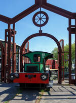 Die Oersik NS 103 Diesel-Rangierlokomotive (ehemals Benzin-Rangierlokomotive) der NS-Serie (Baureihe) 100 am 29 April 2025 im Het Spoorwegmuseum (bis 2005 NSM - Nederlands Spoorwegmuseum / Niederländischen Eisenbahnmuseum) in Utrecht im ehemaligen Bahnhof Maliebaanstation. 

Die NS 103 wurde 1930 von der BMAG - Berliner Maschinenbau-Actien-Gesellschaft vormals L. Schwartzkopff in Berlin unter der Fabriknummer 9734 gebaut und an die NS - Nederlandse Spoorwegen (Niederländischen Staatsbahnen, heute Niederländische Eisenbahnen AG) geliefert. Ursprünglich hatte sie einen 50 PS starken Benzinmotor von der Heinrich Kämper Motorenfabrik AG in Berlin-Marienfelde (D). Nach dem Krieg wurden die meisten Lokomotiven außer Betrieb genommen. Dies geschah auch mit der 103 im Jahr 1947 oder 1948, danach wurde sie an NV Staalwerken „De Maas“ in Maastricht verkauft.

Die NS 103 und die NS 137 wurden Ende der 1980er Jahre in die Sammlung des Eisenbahnmuseums aufgenommen. Bei der Revision in Tilburg wurde bei der 103 der Benzinmotor durch einen DAF-Dieselmotor und der mechanische Antrieb durch einen hydrostatischen ersetzt. Äußerlich wurde die Lokomotive wieder in den Originalzustand versetz.