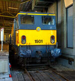 Die Elektrolokomotive NS 1501 „Diana“, ex BR E27003 „Diana“, am 29 April 2025 im Het Spoorwegmuseum (bis 2005 NSM - Nederlands Spoorwegmuseum / Niederländischen Eisenbahnmuseum) in Utrecht im Bahnhof Maliebaanstation. Ein Eisenbahnmuseum das zum Verweilen einlädt, leider fehlte uns dieses Mal die Zeit dafür.  

Die Lok wurde 1954 von den Gorton Locomotive Works in Manchester (GB), mit der elektrischen Ausrüstung von Metropolitan Vickers in Manchester, gebaut und an die BR - British Railways (heute British Rail) als 27003 „Diana“, ab 1957 wurde sie als BR E27003 „Diana“ geführt. Im Jahr 1969 kaufte die NS - Nederlandse Spoorwegen (Niederländischen Staatsbahnen, heute Niederländische Eisenbahnen AG) alle 7 Loks der British Rail Class 77. Die dann als Serie NS 1500 geführt wurden. Wobei nur 6 Loks bei der NS zum Einsatz kamen, die ex BR E27005 „Minerva“ diente als Ersatzteilspender, der Rest von ihr wurde bereits im November 1969 verschrottet. 
