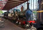 Die 1881 gebaute 1B Dampflokomotive SS 326 „Grote Groenen“ (Große Grüne), ab 1921 NS 1326 (NS-Baureihe 1300), am 29 April 2025 im Het Spoorwegmuseum (bis 2005 NSM - Nederlands Spoorwegmuseum / Niederländischen Eisenbahnmuseum) in Utrecht im Bahnhof Maliebaan.   

Die Dampflok wurde 1881 von Beyer Peacock & Co. Ltd. in Manchester (GB) unter der Fabriknummer 2101 gebaut und an die damalige SS - Maatschappij tot Exploitatie van Staatsspoorwegen (deutsch: Gesellschaft zum Betrieb von Staatseisenbahnen) geliefert. Ab 1921, nach der Zusammenlegung des Rollmaterials der SS und der NRS, wurde die Lok zur NS 1326. Die Lokomotive 1326 wurde 1939 außer Dienst gestellt und für das Eisenbahnmuseum erhalten. Am Ende des Zweiten Weltkriegs wurde sie von den zurückweichenden Deutschen Truppen in Maastricht schwer beschädigt. Im Jahr 1956 wurde sie schließlich von der Hauptwerkstatt in Tilburg in ihren Originalzustand zurückversetzt und anschließend ins Eisenbahnmuseum gebracht. Die Lokomotive 326 gilt als eines der Meisterwerke des Museums.

Die NS 1300-Serie war eine Serie von 179 Dampflokomotiven der Niederländischen Eisenbahnen (NS), die zwischen 1880 und 1895, an ihre Vorgängergesellschaften, Maatschappij tot Exploitatie van Staatsspoorwegen (SS) und Noord-Brabantsch-Duitsche Spoorweg-Maatschappij (NBDS) geliefert wurden.

Durch die Erfindung und Anwendung der kontinuierlichen Druckluftbremse (Westinghouse-Bremse) konnte die Geschwindigkeit der Züge bei gleichbleibendem Bremsweg deutlich erhöht werden. Dafür waren nun leistungsstärkere und schnellere Lokomotiven erforderlich, die die Maatschappij tot Exploitatie van Staats-Spoorwegen (SS) in diesem Lokomotiventyp vorfand. Das niederländisch-englische Design der Baureihe 301 – 479 (NS 1301 – 1479) erwies sich als sehr geeignet für den Schnellzugdienst, war aber auch im Güterverkehr nützlich. Die Lokomotiven wurden über einen Zeitraum von 15 Jahren gebaut und bildeten mit insgesamt 179 Stück die größte jemals von der SS und NS betriebene Dampflokomotiven-Baureihen. Sie fuhren auf allen wichtigen Staatsbahnstrecken im ganzen Land, einschließlich der schweren Postzüge zwischen Vlissingen und Venlo. 

Die eindrucksvollen Lokomotiven, die für die damalige Zeit in einem hellgrünen Farbton mit braunen Rahmenplatten lackiert waren, erhielten bald ihren Spitznamen „Grote Groenen“ (Große Grüne). 1919 wurde die Serie um 3 baugleiche Lokomotiven SS 476 – 478 erweitert, die von der Noord-Brabantsch – Duitsche Spoorweg-Maatschappij (NBDS 6, 7 und 11) stammten. Schließlich wurde die abweichende Verbundmaschine 701 mit einem Hoch- und einem Niederdruckzylinder weitgehend der Serie angeglichen und in 479 um nummeriert.

Bedingt durch den Ersten Weltkrieg wurde 1917 eine Zweckgemeinschaft der unabhängigen Eisenbahngesellschaften HSM (Hollandsche IJzeren Spoorweg-Maatschappij) und SS (Maatschappij tot Exploitatie van Staatsspoorwegen) gegründet. Die beiden Gesellschaften errichteten einen gemeinsamen Bahnbetrieb, blieben aber rechtlich unabhängig. Dies änderte sich 1938, als HIJSM und SS vollständig fusionierten und in der AG NS (Nederlandse Spoorwegen, früher Nederlandsche Spoorwegen geschrieben) aufgingen. Das Rollmaterial wurde bereits 1921 zusammengelegt, so wurden die Lok zur NS 1326 nummeriert. 

Die dreiachsigen Tender der SS 301-398 hatten einen Wasserinhalt von 10,3 m³. Ab der 399 wurde der Wasserinhalt der Tender durch eine Vertiefung zwischen den Rahmenplatten auf 13 m³ erhöht. Später wurde die Wasserkapazität der Tender der Linien 301–398 auf die gleiche Weise erhöht.
	
TECHNISCHE DATEN:
SS-Serie: Grote Groenen, ab 1921 NS 1300
Hersteller: Beyer Peacock & Co. Ltd. in Manchester (GB)
Gebaute Anzahl: 179
Spurweite: 1.435 mm (Normalspur)
Achsfolge: 	1 B (engl. 2-4-0), gekuppelt mit dreiachsigem Tender
Länge über Puffer: 15.395 mm
Treibraddurchmesser: 2.150 mm (neu) / 2134 mm (abgenutzt)
Laufraddurchmesser (Lok und Tender): 1.240 mm (neu) / 1.219 mm (abgenutzt)
Höhe: 4.115 mm
Höchstgeschwindigkeit: 90 km/h
Rostfläche: 2,10 m²
Gesamtheizfläche: 103 m²
Kesselüberdruck: 10,3 kg/cm²
Anzahl der Zylinder: 2 (Ø 457 mm x 660 mm Hub)
Steuerung: Stephenson
Eigengewicht: 75 t (Lok 42 t und Tender 33 t)
Anhängelast: 4.620 kg
Wasservorrat: 13 m³ (urspr. 10,3 m³)
Kohlevorrat: 4 t
