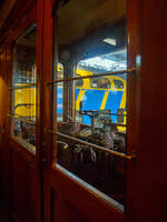 Der älteste elektrische Triebwagen der Niederlande, der ZHESM 6 mBC der Zuid-Hollandsche Electrische Spoorweg-Maatschappij (Südholländischen Elektrischen Eisenbahn-Gesellschaft), später NS BC 9911, am 24 Juni 2025 im Het Spoorwegmuseum (bis 2005 NSM - Nederlands Spoorwegmuseum / Niederländischen Eisenbahnmuseum) in Utrecht im ehemaligen Bahnhof Maliebaan. Hier ein Blick in einen der beiden Führerstände. 