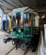 Der älteste elektrische Triebwagen der Niederlande, der ZHESM 6 mBC der Zuid-Hollandsche Electrische Spoorweg-Maatschappij (Südholländischen Elektrischen Eisenbahn-Gesellschaft), später NS BC 9911, am 24 Juni 2025 im Het Spoorwegmuseum (bis 2005 NSM - Nederlands Spoorwegmuseum / Niederländischen Eisenbahnmuseum) in Utrecht im ehemaligen Bahnhof Maliebaan.  

Der Triebwagen wurde 1908 von der Koninklijke Fabriek van Rijtuigen en Spoorwagens J.J. Beijnes (Königliche Fabrik für Kutschen und Eisenbahnwagons J.J. Beijnes) in Haarlem gebaut und bei der Südholländischen Elektrischen Eisenbahn-Gesellschaft mit der Nummer 6 (Serie 1 – 1) in Dienst gestellt. Die ursprüngliche elektrische Ausrüstung war von Siemens Schuckert (Berlin), die aber 1927 von Heemaf (Hengelo) ersetzt wurde.

Die Triebwagen basierten auf einem amerikanischen Design. Sie waren in Creme (oben) und Grün (unten) lackiert und mit einem Jugendstildekor versehen. Es gab 24 Sitzplätze (Samtpolstersitze) der 2. Klasse und 49 (Holzbänke) der 3. Klasse. Die Triebwagen wurden mit einer Anlage für 10 kV Einphasenwechselstrom in Dienst gestellt. In einem Drehgestell waren die beiden Fahrmotoren untergebracht, das andere Drehgestell enthielt den Luftkompressor, der unter anderem für die Bremse zuständig war. Die mBCs bedienten den Nahverkehr Rotterdam Hofplein – Den Haag HS – Scheveningen in der Regel als Zwei-Wagen-Zug.

Im Jahr 1921 ging das Rollmaterial in die neue NS (Nederlandse Spoorwegen) über. Die Nummer 6 wurde mehrfach umgebaut und um nummeriert. Im Jahr 1926 wurden die 23 ZHE-Triebwagen und 17 Mittelwagen auf 1500 Volt Gleichstrom umgerüstet. Der 6er erhielt versuchsweise eine Neuinstallation von Siemens und erhielt wieder das ursprüngliche Zweiklassensystem. 

Der Versuch wurde 1927 beendet, danach wurde der ET erneut mit einer anderen Installation, diesmal von Heemaf, ausgestattet. Außerdem erhielt er nun 4 Motore á 165 KW (225 PS), nun hatte er die Achsfolge Bo´Bo´ (anstatt Bo´2´), so wurde die Leistung erheblich gesteigert. Zudem erhielt er nun die Bezeichnung BC 9011, entsprechend der restlichen Serie BC 9001–9010.

Im Jahr 1930 wurde die mechanische Kilometererfassung eingeführt, die es erforderlich machte, allen Triebfahrzeugen eine eigene Nummernserie zuzuordnen. Für unsere ZHE-ler wurde dies zu BC 9901 – 9911. BC 9011 wurde jetzt zu BC 9911. Die Farbe wurde in den 1930er Jahren durch ein komplett grünes Farbschema ersetzt.

Im Jahr 1944 wurde BC 9911 mit den meisten anderen ZHE-Rollmaterial nach Deutschland gebracht. Nach der Befreiung kehrten die meisten von ihnen in die Niederlande zurück, aber 4 Triebwagen und 1 Waggon der ehem. ZHE blieben vermisst. Die verbliebene und zurückgegebene Ausrüstung hatte erheblichen Schaden genommen. Nur der BC 9911 (ex Nummer 6) war 1946 noch einsatzfähig. Einige kaputte Fenster wurden notdürftig mit Holz und kleinen Glasscheiben verschlossen. Zusammen mit dem Steuerwagen C 8043 bildete er den einzigen ZHE-Zug, der auf der Hofplein-Linie verkehrte.

Ab 1947 wurden auf der Hofplein-Linie nur noch Stromlinienfahrzeuge eingesetzt. Der BC 9911 wurde zum Dienstfahrzeug und transportierte Waggons mit Lagergütern zwischen der Zentralwerkstatt in Haarlem und dem Lijnwerkplaats Leidschendam, blieb jedoch unverändert. Erst später im Jahr 1949 erhielt der Wagen die Dienstnummer 157991.

1957 wurde der technisch vollständige Wagen dem Eisenbahnmuseum gespendet. 1994 fand in der Hauptwerkstatt in Haarlem eine umfangreiche Restaurierung statt, bei der auch das Fahrgestell nach einem früheren Unfall repariert wurde. Dabei musste die elektrische Verkabelung entfernt werden. Nach der Restaurierung wurden die ursprünglichen Farben und Jugendstildekorationen wiederhergestellt. Da der Wagen nicht mehr aus eigener Kraft fahren durfte und nur mit begrenzter Geschwindigkeit transportiert werden konnte, wurde das Antriebssystem nicht repariert. Allerdings sind noch alle elektrischen Komponenten aus dem Jahr 1926 vorhanden.

Der Triebwagen gilt als eines der Highlights des Eisenbahnmuseums.

TECHNISCHE DATEN:
Spurweite: 1.435 mm (Normalspur)
Länge über die Puffer:	18.600 mm
Achsfolge:	Bo'Bo, ursprünglich Bo'2' (1908 bis1927)
Höchstgeschwindigkeit: 80 km/h
Antriebmotoren: 4, ursprünglich 2
Leistung von 1908 bis 1927: 2 x 132 kW (2 x 180 PS)  
Leistung ab 1927: 4 x 165 KW (4 x 225 PS)
Stromsystem: 1.500 V DC, ursprünglich 10 k V 25 Hz Einphasenwechselstrom
Eigengewicht: 62 t
Sitzplätze: 24 der 2. Klasse (Samtpolstersitze) und 49 der 3. Klasse (Holzbänke)
