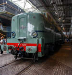 Die Elektrolokomotive NS 1201 der NS-Baureihe 1200 am 24 Juni 2025 im Het Spoorwegmuseum (bis 2005 NSM - Nederlands Spoorwegmuseum / Niederländischen Eisenbahnmuseum) in Utrecht im ehemaligen Bahnhof Maliebaan. Ein Eisenbahnmuseum das zum Verweilen einlädt.

Die Lok wurde 1951 von Werkspoor in Utrecht unter der Fabriknummer 928 gebaut (Baldwin-Lizenz) und an die NS - Nederlandse Spoorwegen (Niederländischen Staatsbahnen, heute Niederländische Eisenbahnen AG) geliefert. Wobei die Entwicklung und Konstruktion, sowie auch einige Teile, von Baldwin Locomotive Works in Philadelphia (USA) stammt. Auch die Entwicklung der Elektrotechnik stammt aus den Vereinigten Staaten und zwar von Westinghouse Electric Corporation (Monroeville), diese wurde von Heemaf in Hengelo (Westinghouse-Lizenz) geliefert.

Die Baureihe 1200 der Niederländischen Eisenbahnen (NS) ist eine sechsachsige Elektrolokomotivbaureihe aus den Jahren 1951 bis 1953. Die Lokomotiven waren bis 1998 bei der NS im Einsatz.

Die Nase war der erste Teil dieser unglaublich starken und robusten Lokomotive, der ins Auge fiel. Sie sollte dem Lokführer bei Kollisionen einen besseren Schutz bieten. Diese Lokomotiven wurden in den Niederlanden nach einem amerikanischen Design und mit einigen amerikanischen Teilen gebaut, die teilweise durch amerikanische Dollar über den Marshall-Plan finanziert wurden. Die NS nutzte diese Lokomotiven, um sowohl Personenzüge als auch Güterzüge zu ziehen. Ihre wichtigste Aufgabe war es Schnellzüge zu ziehen. Als sich die NS 1995 trennte, wurden alle 1200er Jahre an NS Cargo übertragen und begannen im Güterverkehr zu arbeiten. 

Nach Ende des Zweiten Weltkrieges gab es großen Fahrzeugmangel bei der NS. Da man keine Erfahrungen mit dem Bau elektrischer Lokomotiven hatte, kaufte man Lokomotiven bei verschiedenen Lieferanten. Die bei Baldwin konstruierten Lokomotiven wurden bei Werkspoor in Utrecht gefertigt. Die bei Westinghouse entwickelte Elektrotechnik wurde von Heemaf in Hengelo geliefert. Von den ursprünglich 75 georderten Lokomotiven wurden nur 25 ausgeliefert. Der amerikanische Einfluss ist an den hochliegenden Führerständen und den großen, dem Schutz des Lokführers dienenden Vorbauten erkennbar. Am 30. November 1950 wurden 25 Loks bestellt, am 27. September 1951 konnte die erste Probefahrt stattfinden. Am 9. Februar 1952 wurde die 1201 offiziell in Dienst gestellt, der Preis pro Lok betrug 765.000 NFL (ca. 347.000 Euro).

Die Loks hatten sechs Motoren des Typs TM94. Die ersten 14 Lokomotiven waren türkis lackiert, danach setzte sich wegen des sichtbaren Abriebs der Stromabnehmer eine rotbraune Farbgebung durch. Ab 1954 erhielten alle Loks eine blaue Farbgebung, 1971 erhielt die erste Lok die neuen NS-Hausfarben grau/gelb, 1983 war auch die letzte Lok entsprechend umlackiert. Am 30. März 1998 endete der planmäßige Einsatz bei der NS.

Fünf weitere Lokomotiven (1214, 1215, 1218, 1221, 1225) wurden 1999 an die ACTS Nederland BV verkauft. Diese vermietete 2010 drei Lokomotiven (1214, 1215, 1225) an die Eisenbahngesellschaft Euro-Express Treincharter (EETC). Von der wurden sie bis April 2015 unter anderem vor den Nachtzügen Niederlande–Österreich zwischen Amsterdam und Venlo eingesetzt. Fünf Maschinen (1201, 1202, 1211, 1218, 1221) sind als Museumslokomotiven erhalten. NS 1211 ist Botschafterlok im Bahnpark Augsburg. Leihgeber ist das Eisenbahnmuseum Utrecht.

TECHNISCHE DATEN:
Hersteller mech.: Werkspoor (in Lizenz von Baldwin)
Hersteller Elektrik: Heemaf (in Lizenz von Westinghouse)
Baujahre: 1950 bis 1953
Ausmusterung bei NS: bis 1998 
Gebaute Anzahl: 25
Nummerierung: NS 1201 bis 1225
Spurweite: 1.435 mm (Normalspur)
Achsfolge: Co’Co’ 
Länge über Puffer: 18.086 mm
Höhe: 4.064 mm
Treibraddurchmesser: 1.100 mm (neu)
Dienstgewicht: 108 t
Antriebsmotoren: 6 Stück Heemaf vom Typ TM 94
Getriebeübersetzung: 20 : 71
Höchstgeschwindigkeit: 130 km/h (Planmäßig) / 150 km/h (technisch möglich)
Stundenleistung: 6 x 392 kW = 2.350 kW
Dauerleistung: 6 x 367 kW = 2.200 kW
Anfahrzugkraft: 195 kN
Dauerzugkraft: 164 kN bei 80 km/h / 64,7 kN bei 123 km/h
Stromsystem: 1,5 kV DC (=)
Kleister befahrbarer Gleisbogen: R 100 m