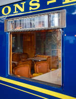 Ein kleiner Einblick von außen in den leider verschlossenen Speisewagen der Gattung WR, CIWL N° 4249 der «Blauwe Roemeen» (Blauer Rumäne), ex CIWLT 51 66 08-50 091-9 am 24 Juni 2025 im Het Spoorwegmuseum (bis 2005 NSM - Nederlands Spoorwegmuseum / Niederländischen Eisenbahnmuseum) in Utrecht im ehemaligen Bahnhof Maliebaan. 

Das Museum betrieb im Wagen kurzzeitig auch ein eigenes Museumsrestaurant. 