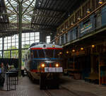 Der Dieseltriebwagen NS 20 „de Kameel“ / das Kamel bzw. VIP-Car, ein Dieseltriebwagen – Einzelstück und ehemaliger Inspektionstriebwagen, am 24 Juni 2025 im Het Spoorwegmuseum (bis 2005 NSM - Nederlands Spoorwegmuseum / Niederländischen Eisenbahnmuseum) in Utrecht-Maliebaan im Bahnhof Maliebaan.

Der dieselelektrische Triebwagen wurde 1954 von Allan & Co´s Koninklijke Nederlandsche Fabrieken van Meubelen en Spoorwegmaterieel N.V. (Königlich Niederländische Möbel- und Eisenbahnausrüstungsfabrik) in Rotterdam gebaut und als Inspektionstriebwagen NS 20 an die NS - Nederlandse Spoorwegen (Niederländische Staatsbahnen) geliefert. Er diente für Inspektionsfahrten des NS-Vorstands.

Er technisch von den Triebwagen vom Typ DE 1 - Plan X „Blauwe Engel“ abgeleitet, nur der große Unterschied sind die Ausbuchtungen mit den Führerständen am Dach, die im bald den Spitznamen „Kamel“ einbrachten.
