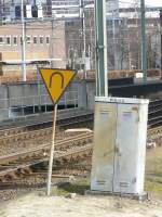 Fahrzeuge ohne ATB (ist so etwas wie INDUSI) sollen hier ihre Geschwindigkeit zurck bringen weil das nchste Signal in Tunnel steht und mglich Halt zeigen kann. Das Sicht in Tunnel ist naturlich nicht gerade gut. Rotterdam Centraal Station beim eingang der Willemspoortunnel 02-03-2009.