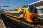 Der sechsteilige NS VIRM Regiorunner (VIRM-VI) 8608 der Nederlandse Spoorwegen N.V. (Niederlndische Eisenbahn AG), ex DD-IRM IV NS 8408, am 29 April 2025 im Bahnhof Arnhem Centraal (Arnheim Hbf). VIRM steht fr Verlengd InterRegio Materieel (verlngerte IRM). 

In den 1980er Jahren plante die NS eine radikale Vereinfachung des Personenverkehrs-Angebots: Die bestehenden Zuggattungen sollten zu drei Gattungen, nmlich Regionalzug (stoptrein), Interregio und Intercity zusammengefhrt werden. Fr den Interregio sollte das erforderliche Rollmaterial neu entwickelt werden. Das Resultat war die Baureihe DD-IRM. Nach einer weiteren Vereinfachung, bei welcher die Gattung Interregio im Intercity aufging, wurde der DD-IRM zum typischen niederlndischen Intercity-Zug.

1994 begann die Auslieferung der neuen IRM-Zge. Hersteller waren die Waggonfabrik Talbot in Aachen (1995 von Bombardier Transportation aufgekauft) 34 dreiteilige und 47 vierteilige Zge wurden gebaut. Weil Talbot nicht gengend Kapazitt hatte wurde die Fertigung von 47 Wagen Typ ABv5 bei De Dietrich Ferroviaire aus Reichshoffen (Elsass) ausgelagert. Die Drehgestelle wurden von Schweizerische Industrie-Gesellschaft (SIG) in Neuhausen am Rheinfall (CH) und Stork RMO (NL) geliefert.

Weil die Transportkapazitten insbesondere der dreiteiligen Zge bald nicht mehr ausreichten, entstand die erste Serie (VIRM-1) durch die Erweiterung des DD-IRM, der interregionalen Doppelstockausrstung ( Regiorunner“). Umbauprogramm startete 2002 alle Dreiteiler bekamen einen zweiten Zwischenwagen verpasst und so zu vierteiligen Zgen verlngert, die bisherigen Vierteiler wurden mit zwei Zwischenwagen (davon einem angetriebenen) zu Sechsteiligen Zgen gestreckt. Bombardier fertigte die Aufbauten in seinem Grlitzer Werk die Drehgestelle im Werk Siegen, die Umbauten fanden im ehemaligen Talbot Werk in Aachen statt. Die so umgebauten Zge hieen ab nun Verlengd InterRegioMaterieel (verlngerte IRM): VIRM-IV als Vierteiler, VIRM-VI als Sechsteiler.

Zu den Umbauten wurden auch weitere „neue“ komplette vier- und sechsteilige VIRM-Triebzge gebaut. Die NS hat so nun insgesamt 178 elektrische Doppelstock-Triebzge VIRM, davon 98 des vierteiligen Zugtyps (VIRM-IV) und 80 des sechsteiligen Zugtyps (VIRM-VI). 

TECHNISCHE DATEN der VIRM-VI (Sechsteiler der Series 8600/8700)
Hersteller (mechanischer Teil): Bombardier Transportation, ex Talbot, Aachen Hersteller (elektrische Ausrstung): Holec, heute Eaton Industries GmbH
Baujahre: 1994 bis 1996 (als vierteilige ET)
Umbau (Verlngerung) in sechsteilig: 2002 bis 2005 (dieser 2003)
Spurweite: 1.435 mm (Normalspur)
Achsformel: 2'Bo' + 2'2' + 2'Bo' + 2'2' + 2'2' + Bo'2'
Konfiguration (Serie 8600): mBvk1 – ABv5 – mBv7 – ABv6 – ABv4 – mBvk2
Lnge ber Puffer: 162.060 mm
Lnge der Endwagen: 27.290 mm
Lnge der Mittelwagen: 26.500 mm
Drehzapfenabstnde: 20.000 mm
Breite: 3.020 mm
Hhe: 4.670 mm
Achsabstand in den Triebdrehgestellen: 2.750 mm
Achsabstand in den Laufdrehgestellen: 2.500 mm
Treib- und Laufraddurchmesser: 920 mm (neu) / 840 mm (abgenutzt)
Dienstgewicht: ca. 351 t
Hchstgeschwindigkeit: 160 km/h (Planmig 140 km/h) 
Stundenleistung: 6  402 kW = 2.412 kW
Stromsystem: 1,5 kV DC
Sitzpltze: 	1. Klasse 129–132 / 2. Klasse 438–442 / Klappsitze 26
Kupplung: Scharfenberg
