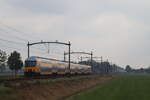 Hier fährt ein DDZ Doppelstock der Nederlandse Spoorwegen als Intercity nach Breda durch Hulten am 27.9.2025