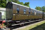 Bayrisches Eisenbahnmuseum, Dampffest 2025.

Bayerischer Abteilwagen 4. Klasse. Der Abteilwagen 4. Klasse gehrte zur Gattung D-21b und wurde 1924 von der Waggonbau Fuchs  geliefert. Damit war im Waggonbau auch bei der 4. Klasse die Teilstahlbauwei ...