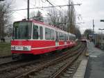 Zwei Stadtbahnwagen B mit der ursprnglichen Lackierung der ersten gelieferten Stadtbahnwagen an der Haltestelle Remydamm am 26.01.2004.