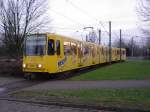 Ein dreiteiliger Stadtbahnwagen B bei der Einfahrt in die Wendeschleife der Haltestelle Fredenbaum in Dortmund am 26.01.2004.