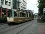 Ein DEUWAG-N8 der Dortmunder Stadtwerke mit der ursprnglichen braun-beigen Lackierung verlt die Haltestelle Kampstrae als Linie 403 nach Dorstfeld am 28.09.2004.