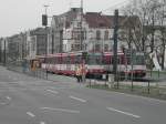 Zwei Doppeltraktionen aus Stadtbahnwagen B in der Haltestelle Luegplatz am westlichen Ende der Oberkasseler Rheinbrcke, aufgenommen am 29.03.2003.