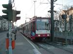 Eine Doppeltraktion aus DUEWAG-Stadtbahnwagen B80D in der Haltestlle Luegplatz in Dsseldorf-Oberkassel am 23.01.2004.