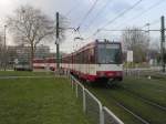 Eine Doppeltraktion aus Stadtbahnwagen B biegt an der Haltestelle Freiligrathplatz in Dsseldorf von der Messe her nach Sden zum Hauptbahnhof ab am 08.03.2004.