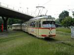 Ein klassicher DUEWAG-Einrichtungsachtachser mit vierachsigem Beiwagen befhrt die groe Gleiskreuzung am Jan-Wellem-Platz als Zug der Linie 712 nach Ratingen am 11.06.2004.