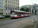 Ein DUEWAG-Stadtbahnwagen GT8S nhert sich der Haltestelle Jan-Wellem-Platz als Zug der Rundlinie 706 auf dem Weg zum Brehmplatz. Die Gleisreste im Vordergrund stammen aus der Zeit, in der dieser Teil der Haltestellenanlage Jan-Wellem-Platz noch viergleisig war und die Zge der Fernlinien nach Duisburg und Krefeld auch noch hier hielten - 11.06.2004.
