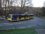 Eine Doppeltraktion aus ehemaligen Docklands-Stadtbahnwagen hat gerade die Margarethenbrcke in Essen verlassen, um als Linie U17 wenige Minuten spter die Endhaltestelle Margarethenhhe zu erreichen - 30.12.2003.