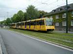 Eine Doppeltraktion aus ehemaligen Docklands-Stadtbahnwagen verlt die Endhaltestelle Margarethenhhe in Essen als Zug der Linie U17 nach Gelsenkirchen-Horst am 08.05.2004.
