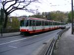 Eine Doppeltraktion aus Stadtbahnwagen B der ersten Generation am sdlichen Ende der Margarethenbrcke in Essen als Linie U17 von Gelsenkirchen-Horst am 22. April 2008.