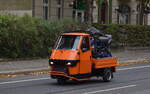 Ein Piaggio Ape 50, Name:  Jägermeister  als Transportfahrzeug am 22.09.25 Berlin Niederschönhausen. Viele Grüße an den Fahrer/Besitzer!!! 