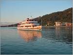 Die letzten Sonnenstrahlen des Tages reflektierend erreicht die MS  Austia  von Konstanz kommend ihren Heimathafen Bregenz. 

15. Sept. 2024
 