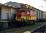 Der X 534 Turmtriebwagen X 20.641 (99 81 9431 016-0 A-StH / X 534 067-4) der Stern & Hafferl Verkehrsgesellschaft m.b.H., ex BB X 534.067-4, ist am 04 April 2025 im Bahnhof Vorchdorf-Eggenberg abgestellt. (Hinweis: Ich stehe am Bahnsteig)

Der Turmwagen wurde 1978 von der Franz Knotz KG in Wien gebaut, der elektrische Teil ist von sterreichischen Brown, Boveri Werke (heute Traktionssysteme Austria TSA). Die Bahndienstfahrzeuge der BB-Reihe X534 sind zweiachsige, dieselelektrisch angetriebene Motorturmwagen mit kurzem Vorbau. Die Turmwagen sind eine gemeinsame Entwicklung von Knotz und BBC.

Geschichte:
In den 1960er Jahren bentigten die BB neue Bahndienstfahrzeuge. Bei deren Konzipierung orientierten sich die sterreichischen Bundesbahnen an den bisher gebauten Turmwagen-Reihen. Das Resultat war die Baureihe X534, die auf Basis der Baureihe BB X532 zu einer der meist gebauten Standardtypen weiterentwickelt wurde. Fr den mechanischen Teil waren Tobisch, Franz Knotz und zum Schluss Bombardier Wien zustndig, der elektrische Teil wurde von der Firma Brown-Boveri (spter Asea Brown Boveri) geliefert. Von 1963 bis 1983 wurden insgesamt 82 Exemplare beschafft, die als X534.01 bis 82 in den Bestand aufgenommen wurden. Im Jahre 1988 erfolgte der Umbau von X534.78ː Das Fahrzeug erhielt einen Ruthmann-Hubsteiger und wurde fortan als X534.101 bezeichnet.

Konstruktion:
Der Rahmen in geschweiter Ausfhrung sowie der Kastenaufbau wurden wie bei der Vorgngerbaureihe X532 aus Formstahl und Blechen hergestellt. Der aus einem groen Arbeitsraum (grer als jener der Vorgngerbaureihe) und dem Fhrerstand mit dem anschlieenden Vorbau bestehende Kasten sttzt sich mittels Blattfedern auf beide Achsen ab. Das Dach des Fahrzeugs trgt einen Erdungsbgel sowie eine Hebebhne.

Zur Kraftbertragung auf die hintere Achse sowie zur Versorgung der Arbeitsgerte wurde ein MAN-Dieselmotor (JW-200) sowie ein 106 kW-Generator genutzt. Der Antrieb der zweiachsigen Fahrzeuge erfolgt dieselelektrisch. Ab der Ordnungsnummer X534.70 weisen die Fahrzeuge eine um 25 kW hhere Dauerleistung auf.

TECHNISCHE DATEN:
Nummerierung: 	X534.01-82
Anzahl: 82
Hersteller: BBC, Tobisch, Knotz, ABB
Baujahre: 1963–1983
Spurweite: 1.435 mm (Normalspur) 
Achsfolge:	1A
Lnge ber Puffer: 7.740 mm
Achsabstand: 4.400 mm
Lauf- und Treibraddurchmesser: 940 mm (neu)
Eigengewicht: 20 t
Hchstgeschwindigkeit: 80 km/h
Dauerleistung: 122 kW (165 PS)
Anzahl der Fahrmotoren: 1
Antrieb: dieselelektrisch
Kleinster befahrbarer Gleisbogen: R=50 m
Besonderheit: Zugelassen fr Steilstrecken
