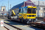 Der Robel BAMOWAG 54.22 (Robel GKW 54.22) A-BBW 99 81 9185 001-0, ex Schweres Nebenfahrzeug Nr. 97 17 56 507 17-6, der Rhomberg Sersa Rail GmbH (ex BBW - Bahnbau Wels GmbH), mit dem 8-achsigen Niederflurwagen 99 80 9750 584-0 der PORR Bahnbau beladen ...