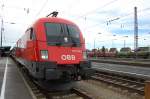 Die 1016 046 hat im Sommer 2007 einen IC am Haken und hlt am Bahnsteig von Freilassing. 