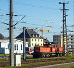 Die ÖBB 1063 013-7 (A-ÖBB 91 81 1063 013-7) ist am 05 April 2025 beim Bahnhof Attnang-Puchheim abgestellt.

Die Reihe 1063 der Österreichischen Bundesbahnen (ÖBB) bezeichnet vierachsige Elektrische Zweifrequenz-Universallokomotiven, die vorrangig für den Verschubdienst (Rangierdienst) vom Hersteller SGP - Simmering-Graz-Pauker in Graz von 1983 bis 1991 gebaut wurden. Die elektrischen Ausrüstungen wurden von ELIN, BBC, oder Siemens Wien geliefert. Die 1063 013-7 wurde 1986 von SGP in Graz unter der Fabriknummer 78948 gebaut.

Österreich setzte schon früher auf elektrische Lokomotiven im Verschubdienst. Als Folge der Ölkrise der 1970er Jahre sollten vermehrt elektrische anstatt Diesellokomotiven im Verschubdienst eingesetzt werden. Zudem wurden in diesem Jahrzehnt die letzten Dampflokomotiven in dieser Funktion abgestellt. Nach einer fast dreißigjährigen Beschaffungspause (zuletzt Lokomotiven der Reihe 1062, abgesehen von der Splittergattung 1067 in den 1960er Jahren) wurde die Reihe 1063 bei SGP in Auftrag gegeben, ihr Vorbild war eine Zechenlok der Ruhrkohle AG, die Henschel E 1200 (97 80 1200…).

1975 beschlossen die ÖBB, Leistungssteigerungen im ertragreichen Güterverkehr zu erzielen. Eine Höchstgeschwindigkeit von 80 bzw. 100 km/h wurde als ausreichend angesehen, denn es war viel wichtiger, die zeitintensive Zugbildung und -auflösung zu beschleunigen. Geeignete Lokomotiven dazu fehlten allerdings noch. Eine Lösung sah man in den neuen Drehstromlokomotiven E 1200 der Ruhrkohle AG von Henschel, deshalb wurde die Lokomotive RAG 1200 006 von den ÖBB 1979 intensiv getestet. Diese gilt somit als „Mutter“ der Baureihe 1063, von der die ÖBB zunächst fünf Exemplare bei Simmering-Graz-Pauker Graz bestellten. Nachdem sich diese bewährten, folgten später zwei weitere Lieferserien (006–037 und 038–050), jeweils mit technischen Unterschieden. Der elektrische Teil wurde von BBC, ELIN und Siemens geliefert. Die Lokomotiven 1063 005 und 006 wurden unfallbedingt ausgemustert. 

Die E-Lokomotive ÖBB Rh 1063 kommt sowohl im Verschubdienst, auf Abrollanlagen und im leichten Streckendienst zum Einsatz. Durch die Zweifrequenz-Technik (1063 001 bis 037), 15 kV / 16 2/3 Hz und 25kV / 50Hz, ist die Lok für den grenzüberschreitenden Verkehr zwischen Österreich, Ungarn, Tschechien und Slowakei geeignet.

Mechanischer Teil:
Die Lokomotiven der Reihe 1063 besitzt einen Mittelführerstand mit beidseitig etwa gleich langen Vorbauten, in denen die traktionstechnischen Baugruppen untergebracht sind. Führerstand und Vorbauten ruhen auf dem Hauptrahmen. Der Rahmen der Lokomotive stützt sich auf den beiden zweiachsigen Drehgestelle in Holmbauweise in vier Punkten mit je drei Schraubenfedern ab. Die Zugkraftübertragung von den Drehgestellen auf den Brückenrahmen erfolgt über tiefliegende Drehzapfen.

Elektrischer Teil:
Das kurze Dach trägt einen Einholm-Stromabnehmer (Bauart VII), den Hauptschalter und die Dachleitungen. Der Einphasenwechselstrom wird nach den Sekundärwicklungen des fremdbelüfteten und ölgekühlten Trafo gleichgerichtet und in Drehstrom umgewandelt. Dieser treibt die vier sechspoligen – als Käfigläufer ausgebildeten – Drehstromasynchronmotoren mit je 390 kW an. Die Steuerung erfolgt durch Vorgabe der Zug- beziehungsweise Bremskraft. Als Antrieb dient ein einseitiger Tatzlagerantrieb mit schrägverzahntem Getriebe mit 19:102 Zähnen. Alle Lokomotiven besitzen eine elektrodynamische Bremse mit 1200 kW Bremsleistung, eine selbsttätige Druckluftbremse und eine Federspeicherbremse. Die 1063 001 bis 037 sind außerdem zweifrequenzfähig und können auch unter 25 kV Wechselspannung mit 50 Hz eingesetzt werden.

TECHNISCHE DATEN:
Gebaute Anzahl: 50
Spurweite: 1.435 mm (Normalspur)
Achsformel: Bo’Bo’
Begrenzungslinie : UIC 505-1
Länge über Puffer: 15.700 mm
Drehzapfenabstand: 8.300 mm
Achsabstand in Drehgestell:  2.800 mm
Raddurchmesser:  1.145 mm (neu) / 1.065 mm (abgenutzt) 
Dienstgewicht: 82 t (1063 001-004: 78 t)
Radfahrmasse: 20,5 t (1063 001-004: 19,5 t)
Meterlast: 5.223 kg (1063 001-004: 4.968 kg)
Höchstgeschwindigkeit: 100 km/h 
Dauerleistung:  1.600 kW
Maximalleistung: 2.000 kW 
Anfahrzugkraft: 260 kN
Stromsysteme: 15kV/16,7Hz (1063 001-004, 007-009, 011-037,047 zus.  25 kV, 50 H)
Antriebsart: 4 Drehstrom Fahrmotoren und Tatzlagerantrieb
Zugelassen für Streckenklasse: D2 oder höher
Kleinster befahrbarer Gleisbogen (Vmax= 10 km/h): R = 100 m
Bremsbauart: KE-GPR-E m Z
Dynamisches Bremssystem: Elektrodynamische Rückspeisebremse
Max. Bremskraft der dynamischen Bremse: 115 kN

Quellen: ÖBB, ÖBB-Produktion GmbH und Wikipedia
