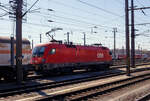 Die Taurus II - ÖBB 1116 060 (91 81 1116 060-5 A-ÖBB) der ÖBB-Produktion GmbH fährt am 04 April 2025 mit einem Druckgas-Kesselwagenzug durch den Hauptbahnhof Linz/Donau (A) in Richtung Wels. Im Hintergrund der Taurus II befindet sich übrigens auch die Geburtsstätte dieser Lok, das TS Werk Linz. 

Die Taurus II, eine elektrische Universallokomotive vom Typ SIEMENS ES64U2, wurde 2002 von Siemens im TS Werk Linz unter der Fabriknummer 20489 gebaut und an die ÖBB (Österreichische Bundesbahnen) geliefert. Sie hat die Zulassungen für Österreich, Deutschland und Ungarn, sowie eingeschränkt CH und CZ. 