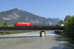 Eine 1x16 der BB berquert mit einem Gterzug die Innbrcke bei Brixlegg (Tirol). Aufgenommen am 09.05.2008.