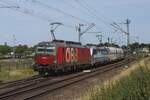 ÖBB/RCC 1293 186 schleppt ein KOhlezug durch Venlo-Vierpaardjes nach Duisburg am 7 Augustus 2025. Ab 18.Augustus wird dieser Bahnübergang abgeschlossen und verschwindet eine bekannter Fotostandpunkt.