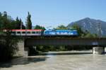 1016 023 (Kyoto) berquert mit OEC 569 am 23.05.2009 die Innbrcke bei Brixlegg