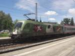 1116 264-1 beim planmigem Halt am 29. Mai 2009 im Bahnhof von Prien. Der EC war auf dem Weg nach Klagenfurt.
